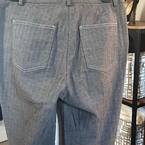 Worth gray herringbone design. Fitted to knee with slight flare - Picture 5 of 11